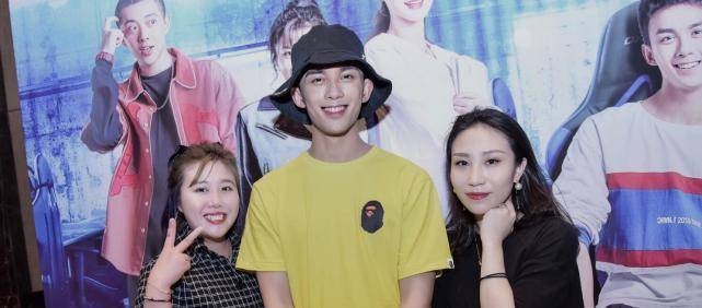 鹿晗现身新剧庆功宴,合照时眼睁不开面色憔悴,与吴磊差距明显_张萌