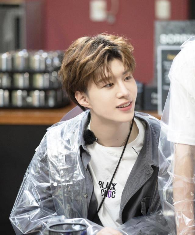 有一期尤长婧为标题完全是因为尤长靖是王思聪旗下的艺人,王思聪