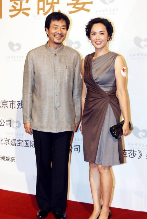 蒋雯丽一家出国旅游!