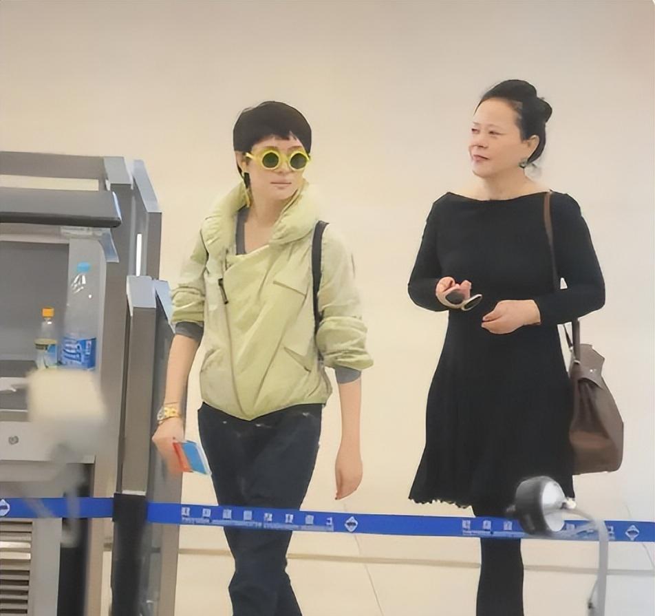孙俪送妈妈去机场,妈妈穿小黑裙优雅贵妇,女儿随性打扮像仆人_时尚