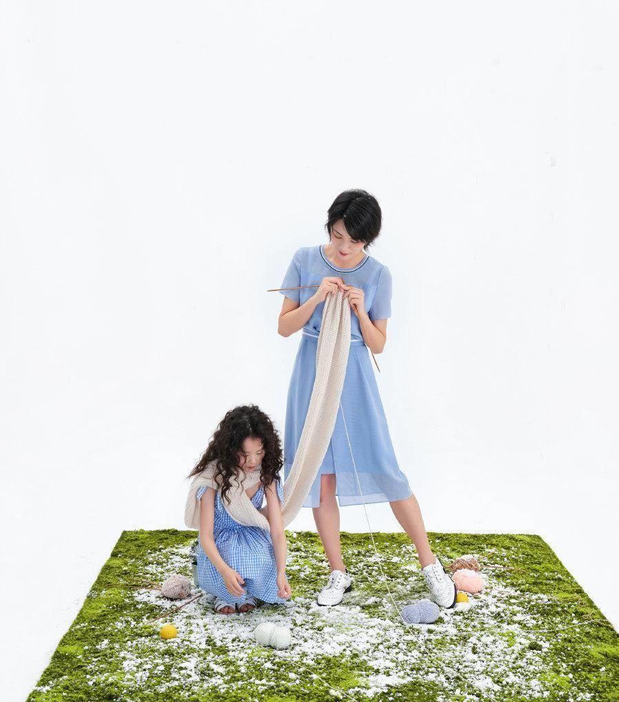 曹曦文身着衬衫式连体裤,高高的腰线裁剪,直接将其身材比例黄金分割