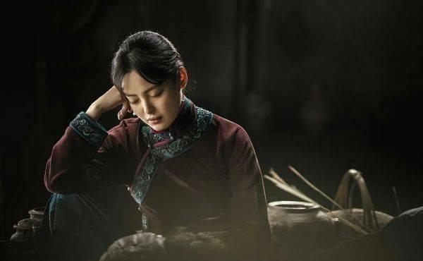 觉得鹧鸪哨在红姑娘死了以后,另外娶了老婆,是一个渣男