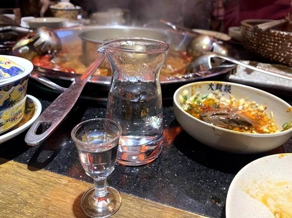 酒桌上遇上自带水瓶的,满头是汗的,喝酒要谨慎,全是"狠角色"_贵州