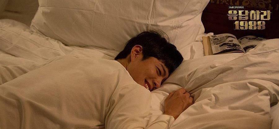 《请回答1998》表情包同时,《请回答1998》的演员们,凭借着自己的搞笑