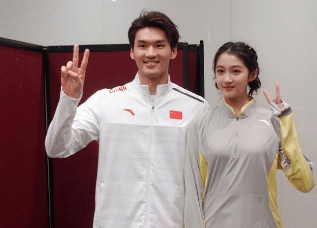 关晓彤为中国队加油,跟奥运选手合影直呼"荣幸",张雨