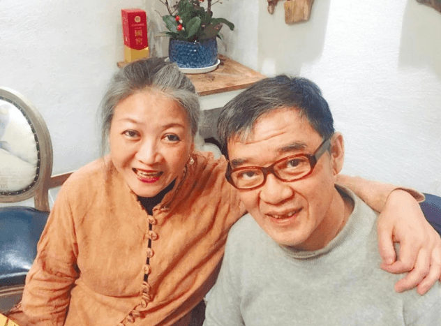 71岁李立群给父亲上坟,跪足4小时,雨中咆哮大哭自称不孝子