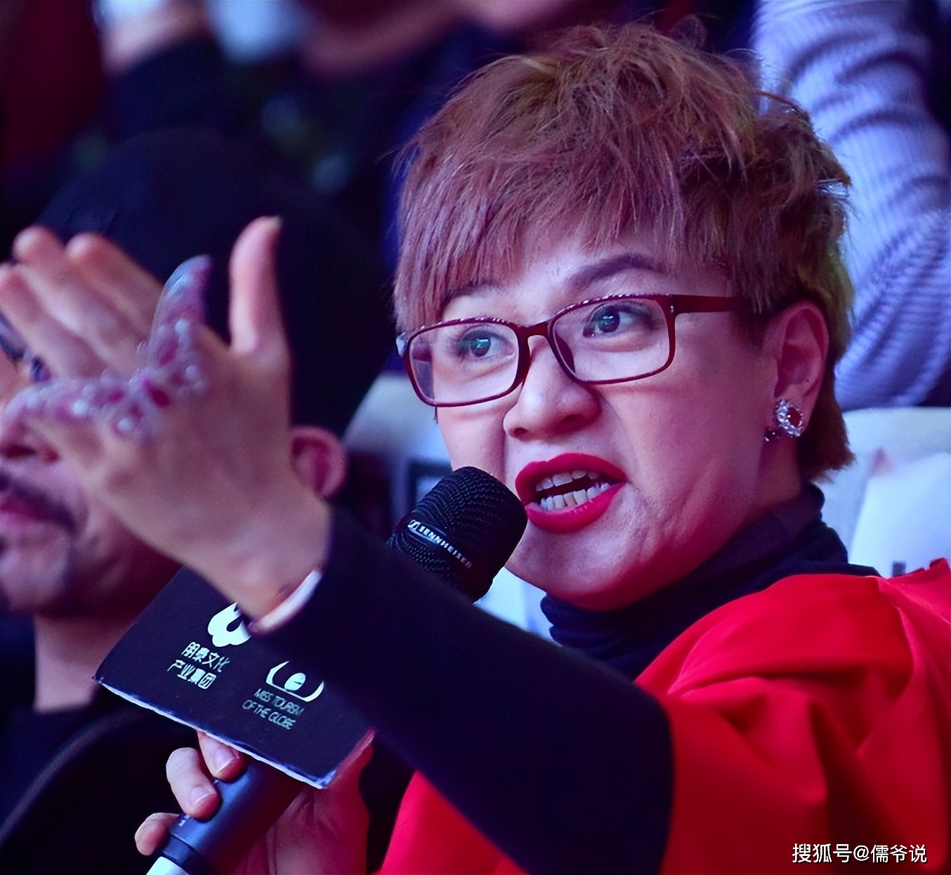 5月21日晚,柯以敏首次在直播连麦2016年《超女》选手梁馨予,并向其