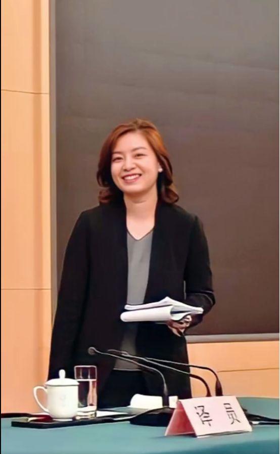 她被誉为外交部的"冰山女神",冷艳颜值火出圈,却主动注销账号_张京