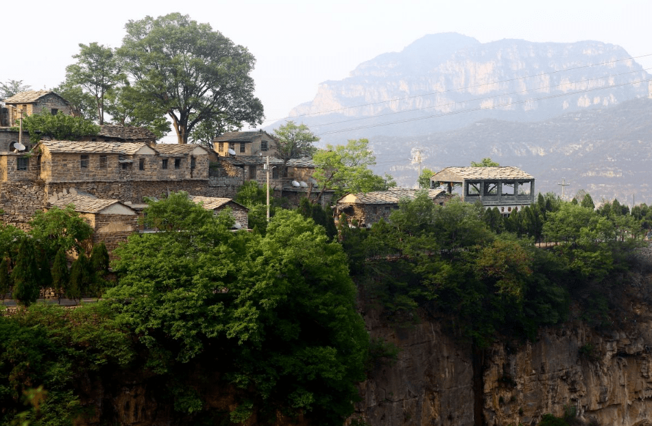 岳家寨,原名下石壕村,2010年底更名为岳家寨.为什么要更名呢?