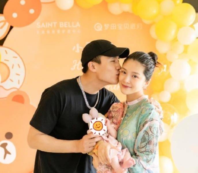 杜淳老婆晒出送女儿的满月礼物:蛋饺戴千元的饰品,小肉手很可爱_王灿