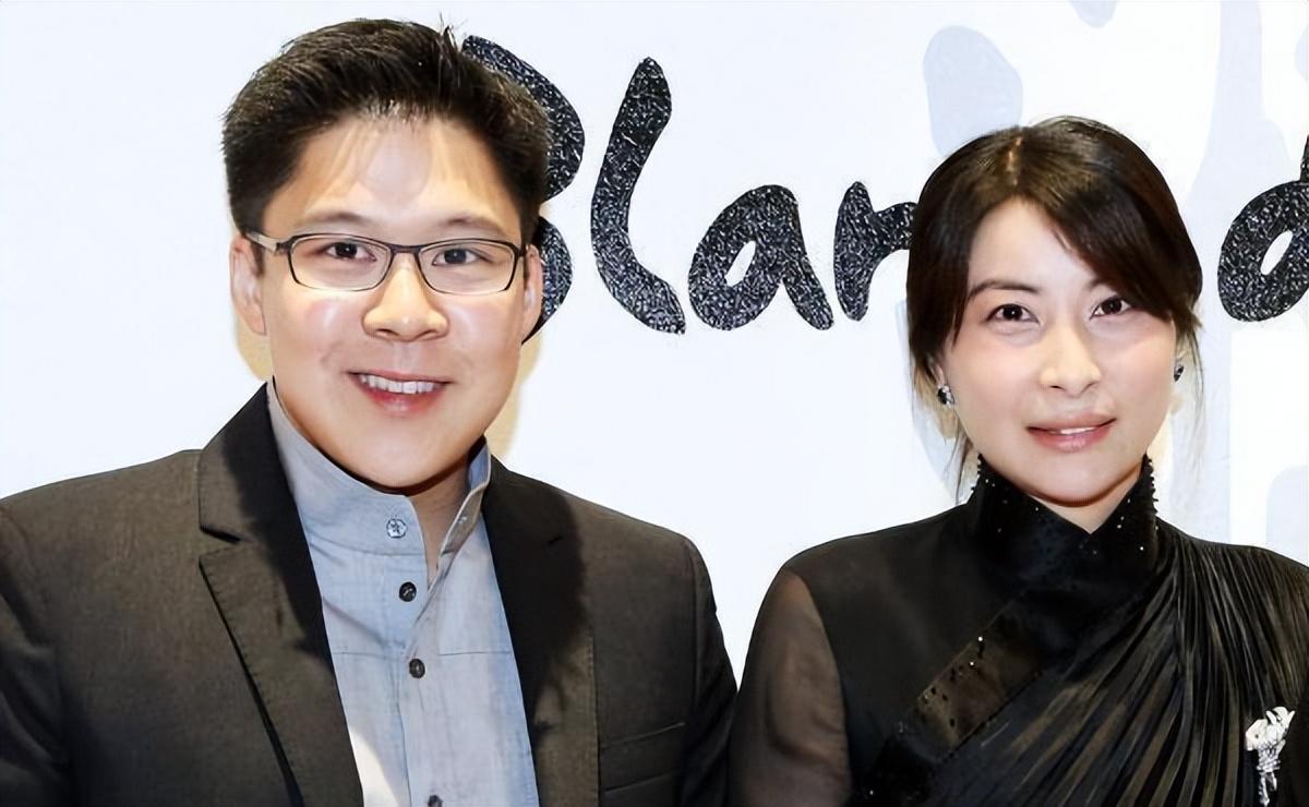 "郭晶晶的五官非常立体,圆润的脸型很是大气,是非常典型的旺夫相