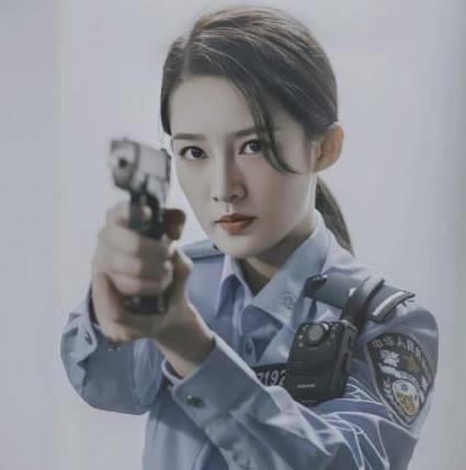 《亲爱的戎装》官宣,黄景瑜再度挑战军人形象,李沁加盟备受期待_显得