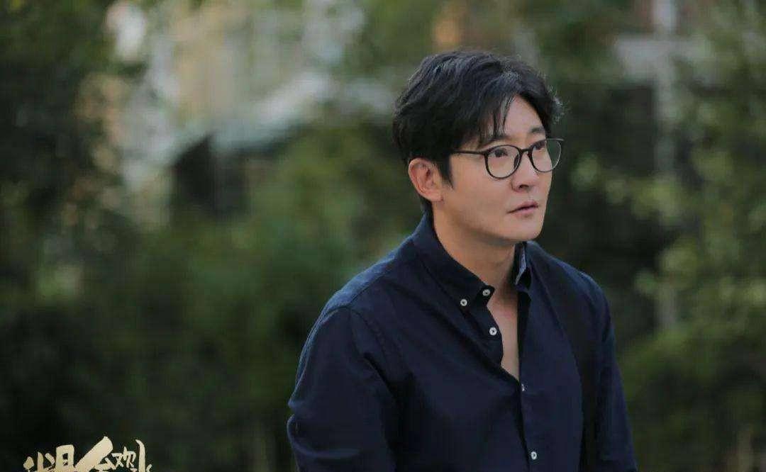 在这部戏里,郭京飞作为一个中年男子,他将我们这个年龄段所经历的那种