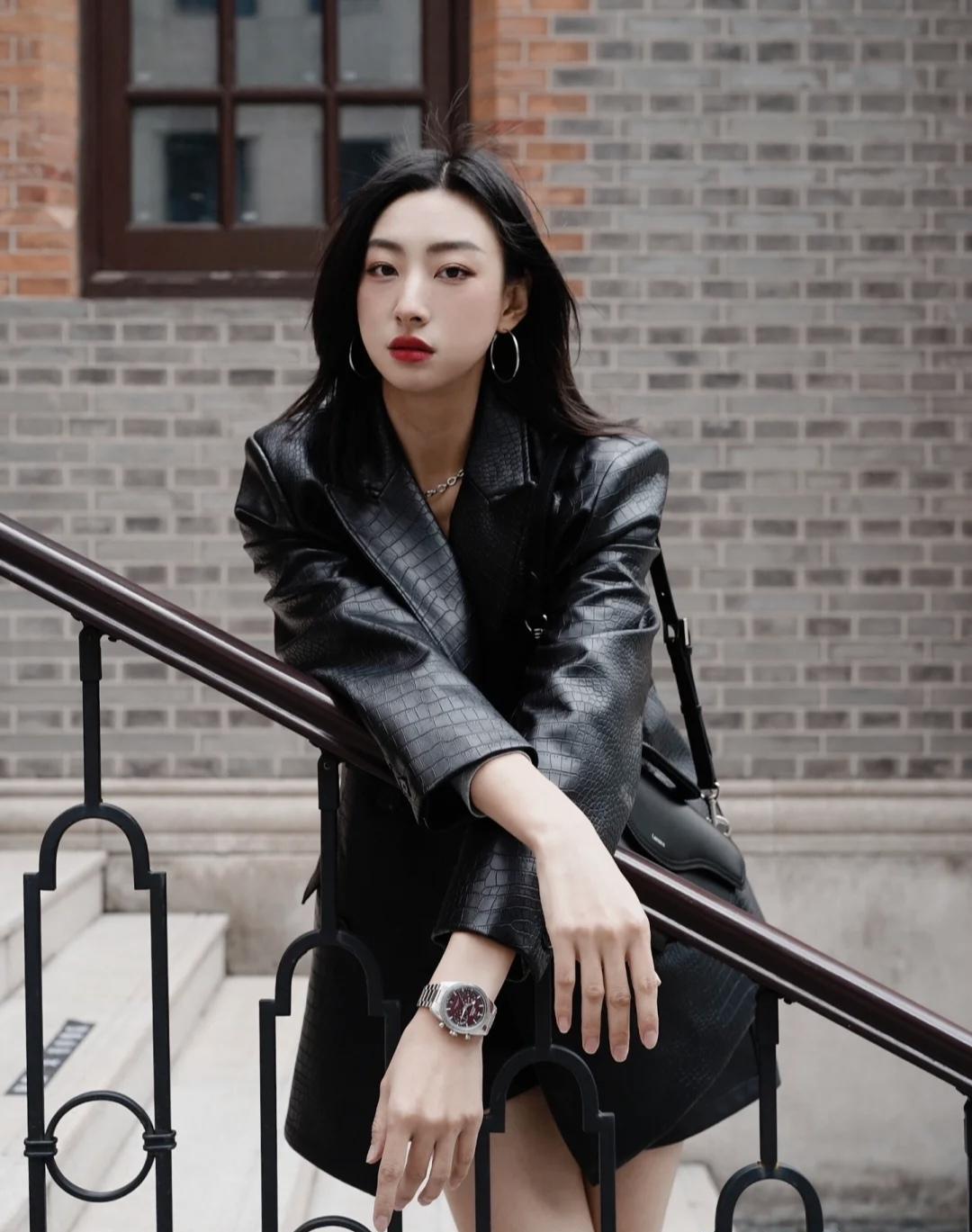 微丰满代表张靓颖穿"黑西装 靴子",气场十足,昂首阔步走起来有型_黑色