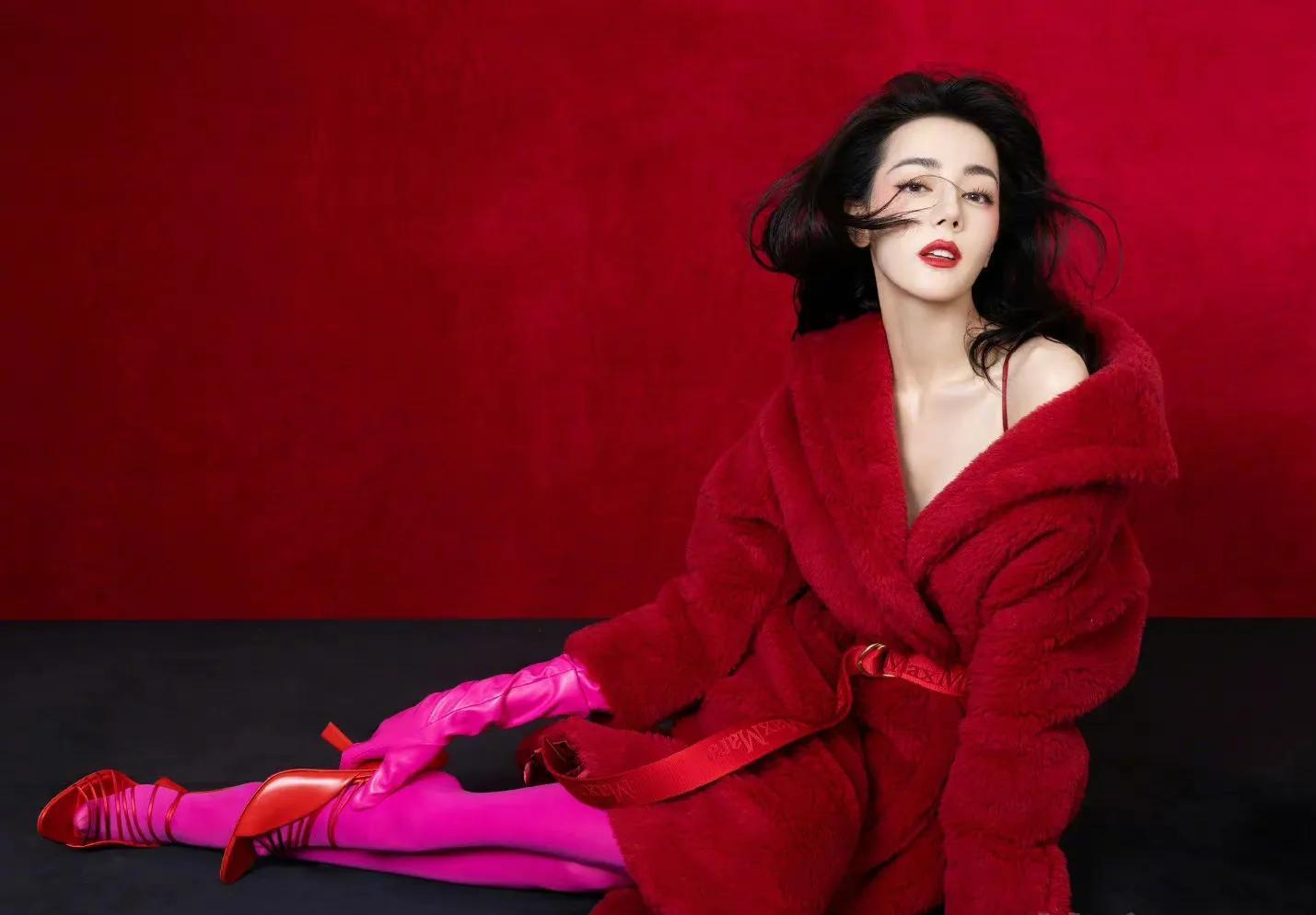 迪丽热巴燃红微醺封面大片 穿红黑拼接抹胸长裙气场全开,美艳动人