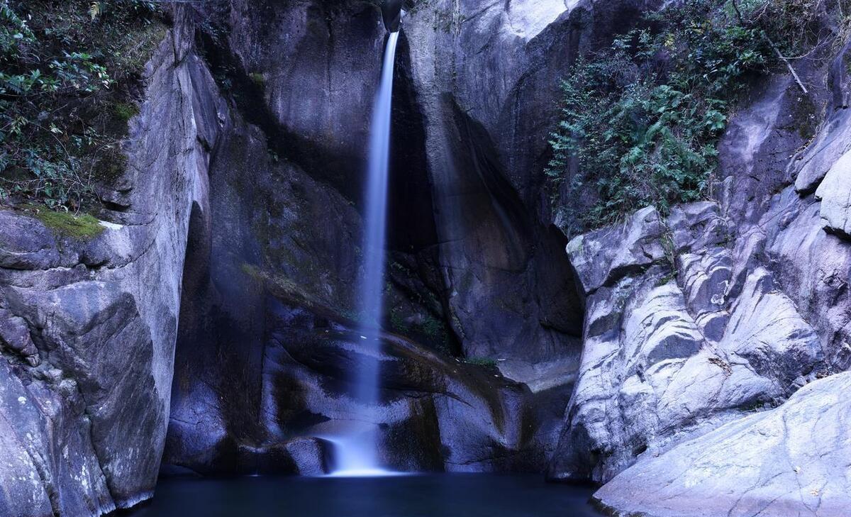 4. 华顶景区华顶峰是天台山的主峰,华顶寺游人如织,香火鼎盛.