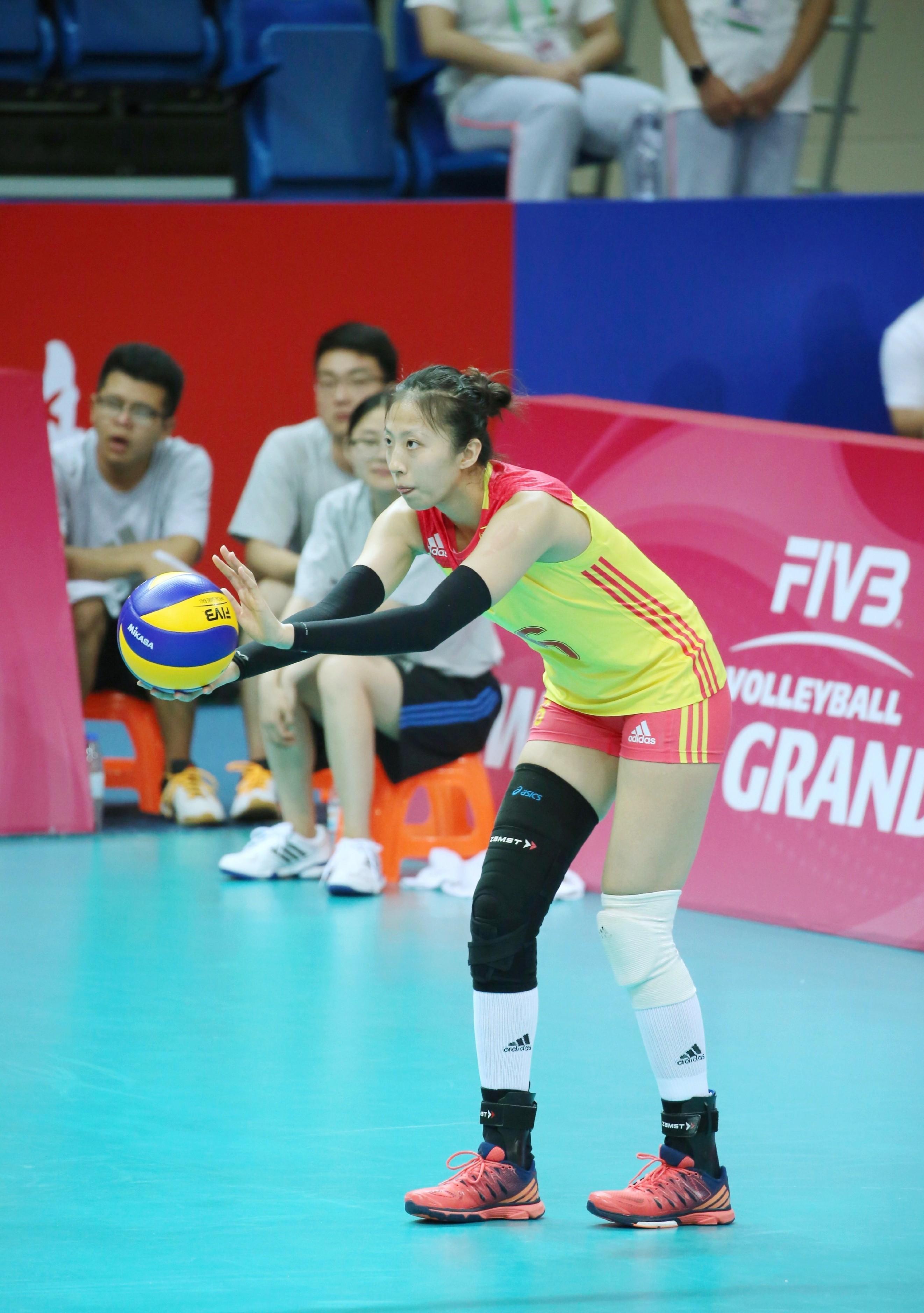 排球场上,丁霞司职二传,传球灵活,脚下移动速度快,扣球力度大是丁霞的