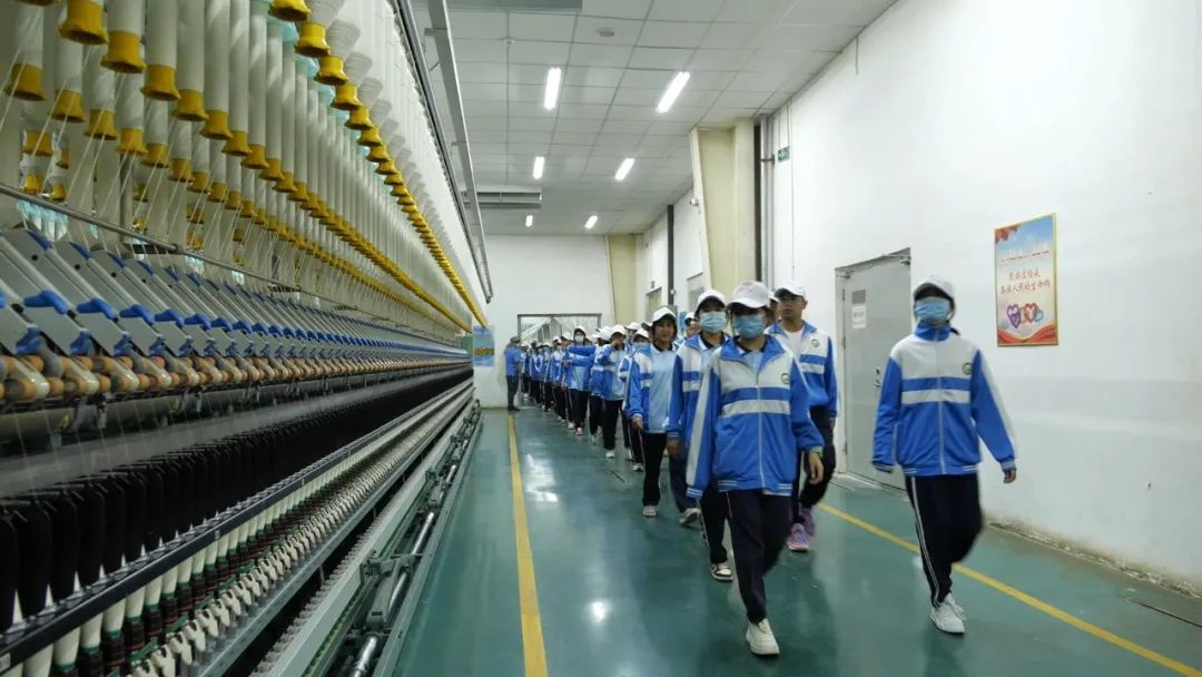 沙雅县第二中学高三年级学生韩森说:"今天参观了棉纺,重工企业,它们的