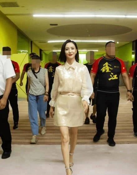 《唐探3》剧组聚餐被曝,陈思诚发福严重,与佟丽娅反差太大_画面