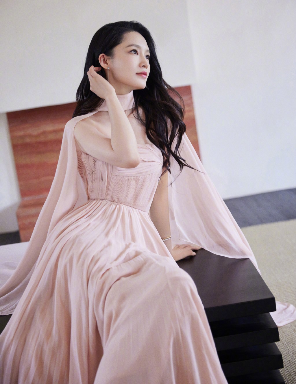 电影华表奖红毯:柳岩娇媚有致,景甜仙气十足,佟丽娅魔鬼身材_长裙