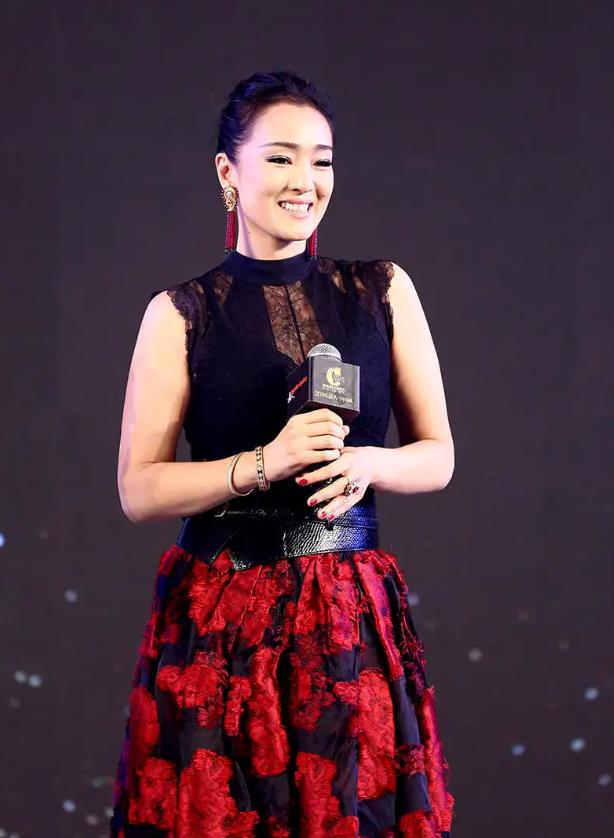 巩俐气场无敌!一身白衣,高级有国际范,美貌有辨识度_白色_时尚_设计