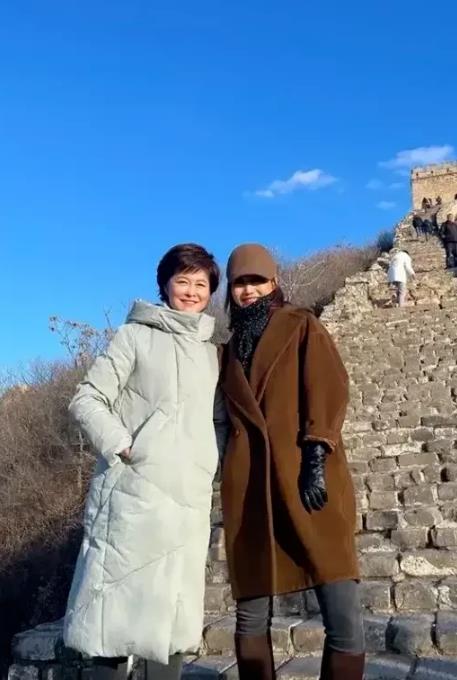李梓萌摘下假发气质一变,披上"大衣"尽显气场,大女粉带走_外套_时尚