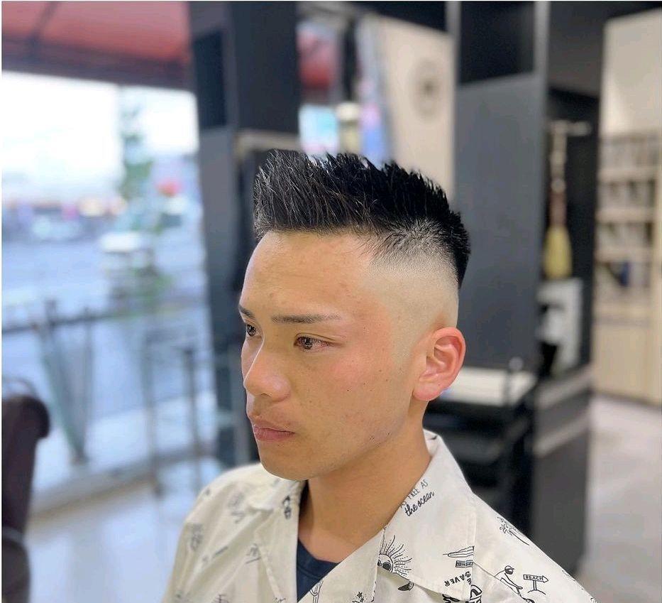 两侧铲短男士发型适合所有人,头发花白大叔剪完不一样,不信你看_时尚