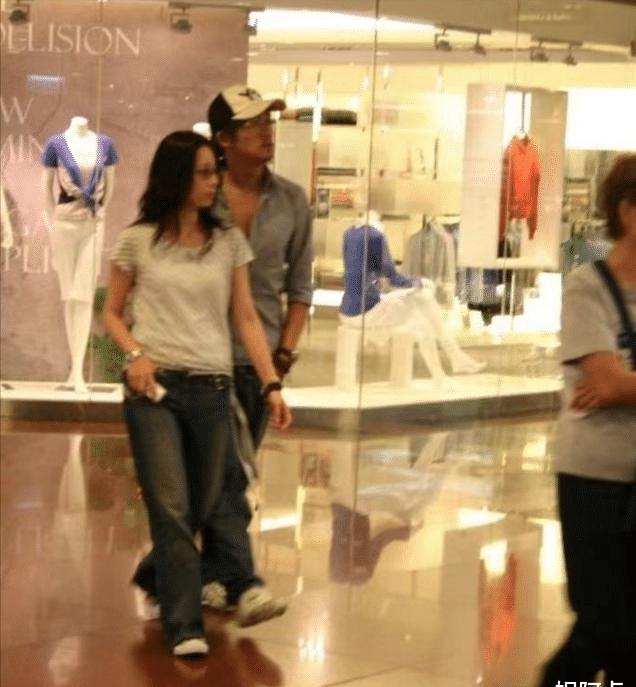 当时,苏有朋被媒体拍到和amy现身香港某商场逛街购物,两人打扮休闲