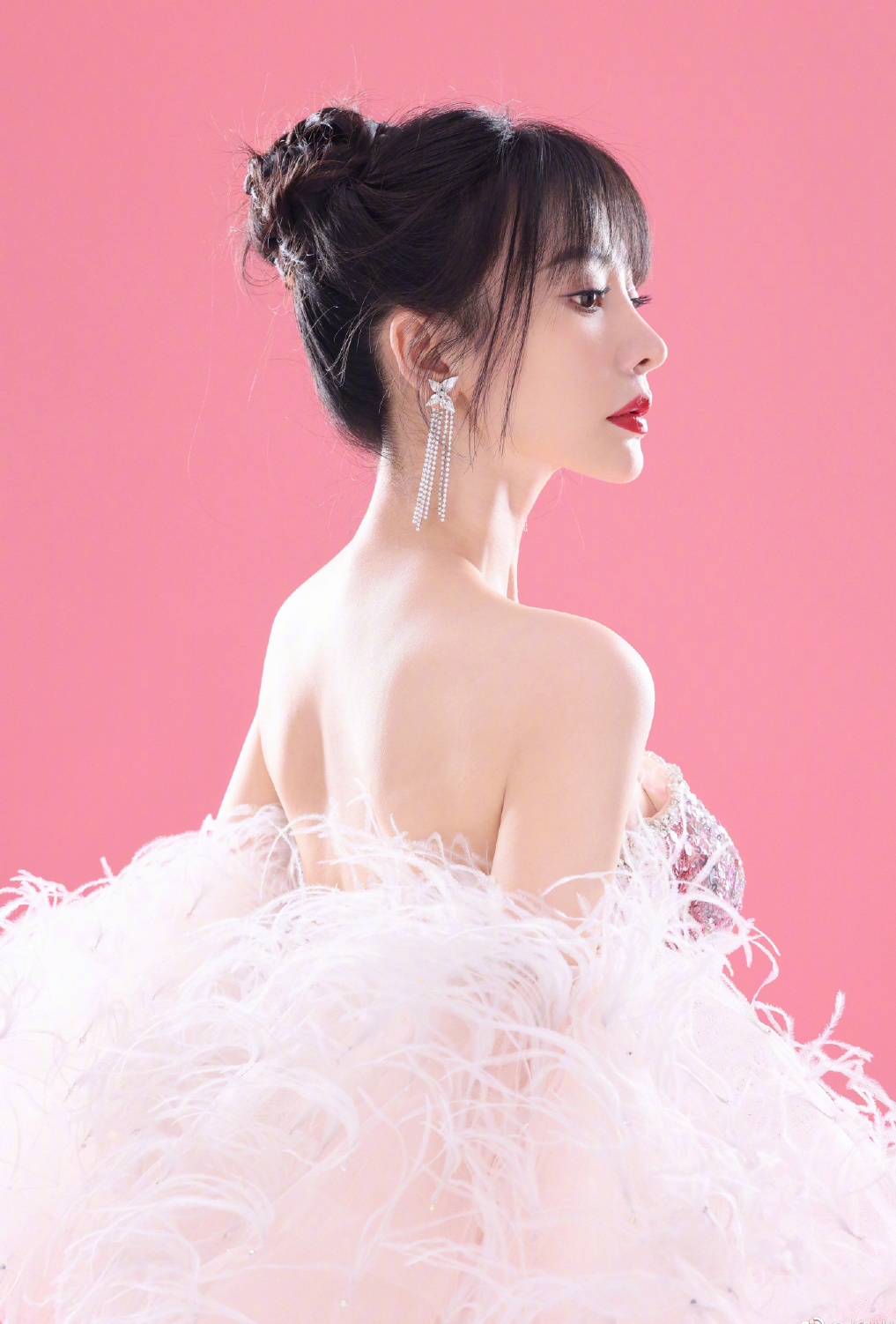 电影华表奖红毯:柳岩娇媚有致,景甜仙气十足,佟丽娅魔鬼身材_长裙