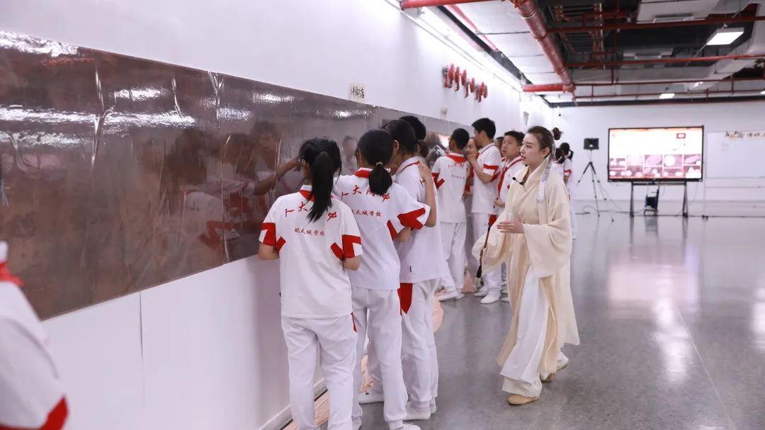 授课教师 张昱,刘乙迪除现场展示课外,艺术组全体教师还创建了人航