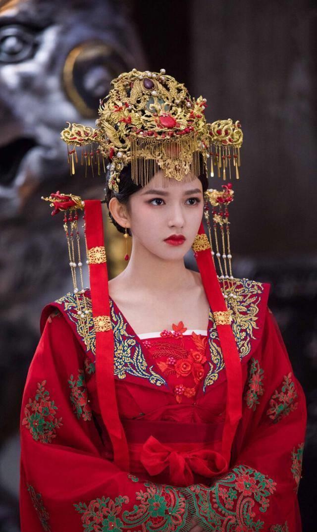 《天醒之路》程潇红色婚服美图欣赏,穿最美的婚服却没嫁给心爱人_嫁衣