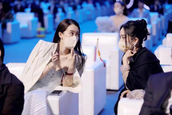 微博之夜"搞事情",华晨宇邓紫棋同台无交流,黄晓明baby同框不同排