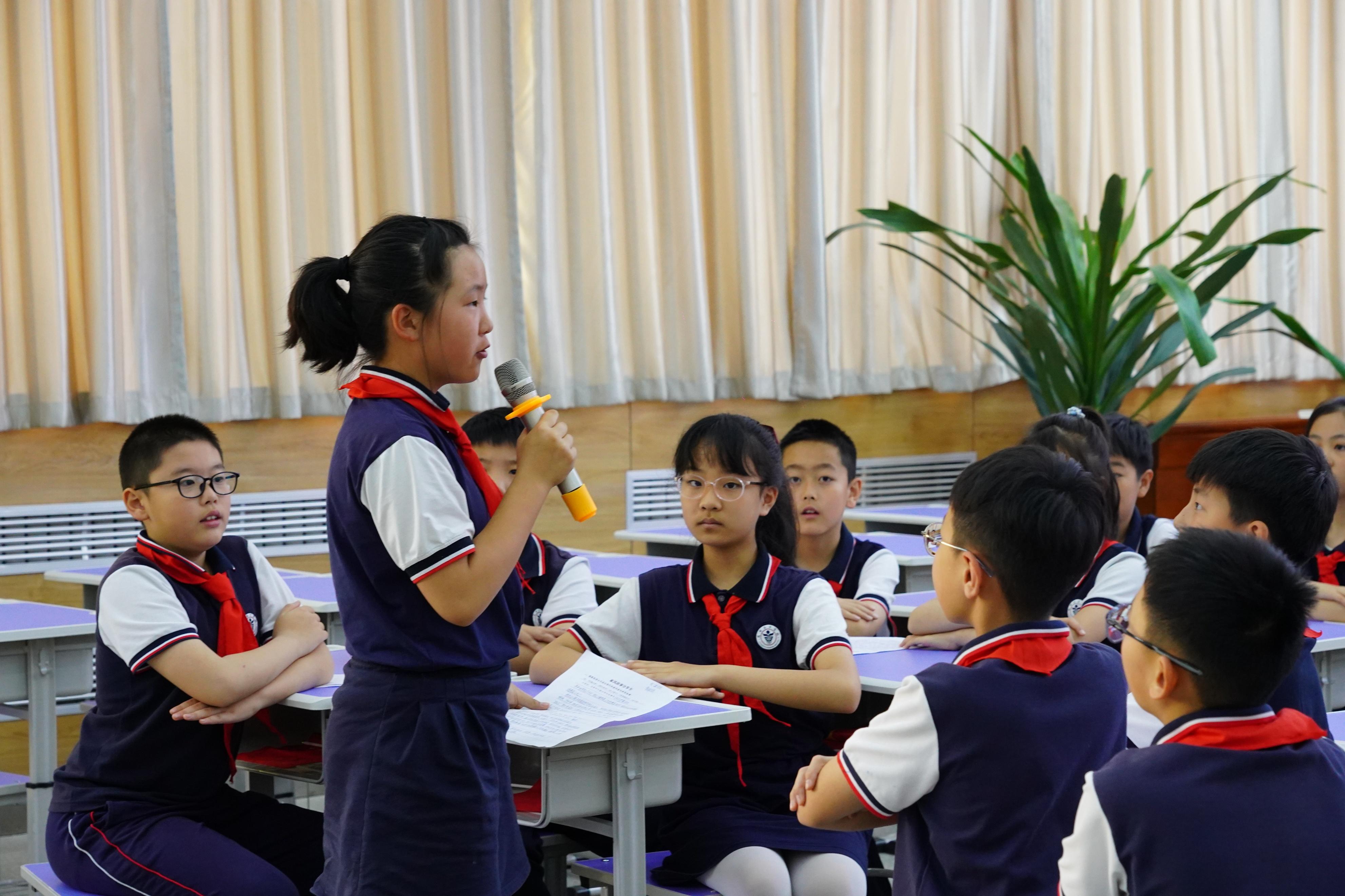 兰州东方学校(小学部)四年级老师顾悦仙在主题班会上授课安宁堡小学五