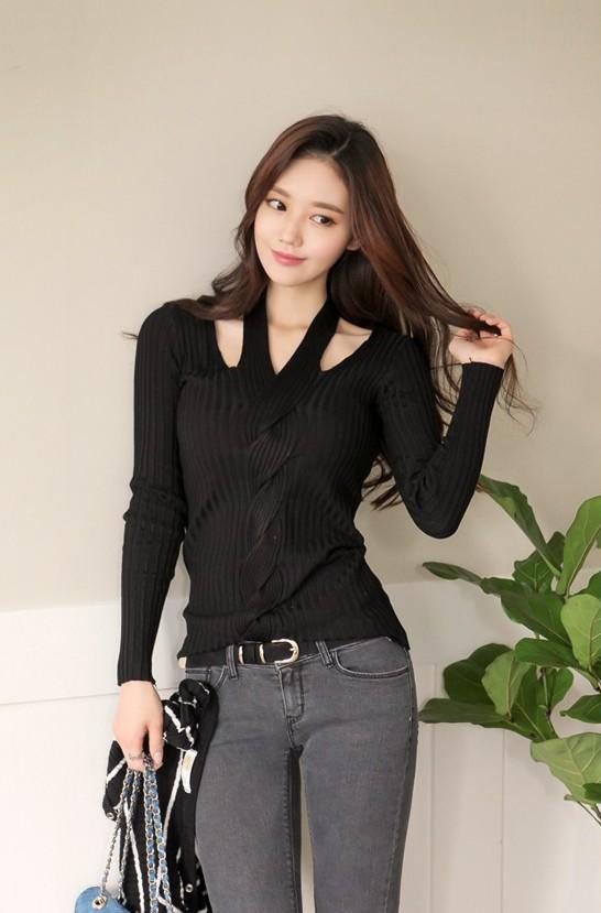 身穿黑色紧身牛仔裤搭配显瘦长袖女,看起来时尚又吸睛,很有气场_影响