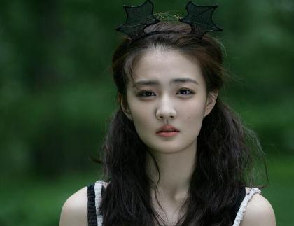 26岁徐璐迪士尼游玩被偶遇, 有谁注意到她的腰:细得过分_网友_身材_女