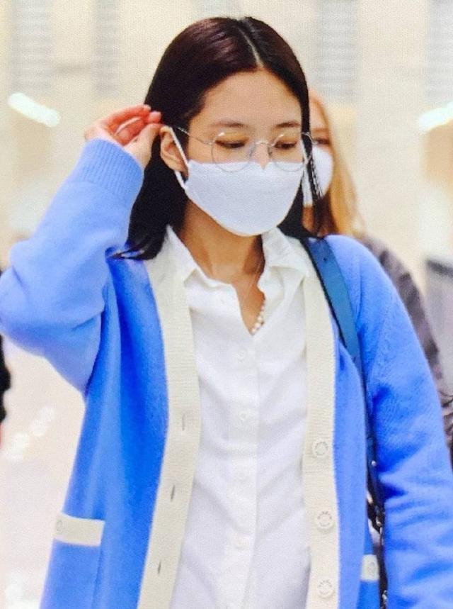 jennie机场私服,穿白色蓝边牛仔衣,搭蓝色紧身裤,墨镜太抢镜_时尚