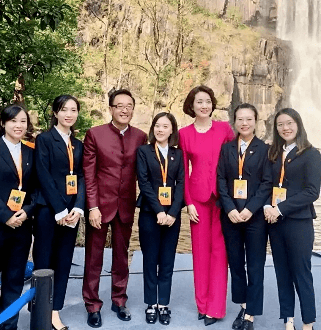 李修平从央视退休后,越老越有魅力,素颜老态虽显却越看越舒服!