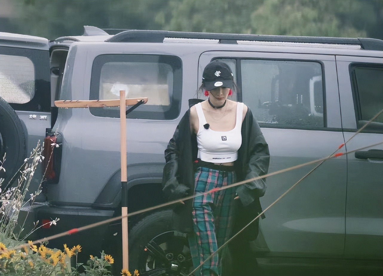 今年紧身背心穿搭太火了!不仅百搭还能打造小时尚 今年紧身背心穿搭太火了!不仅百搭还能打造小时尚