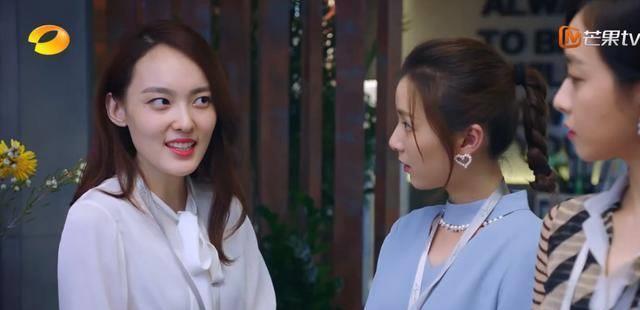 不过也许是灯光和角度问题吧,翻看杨之楹的旧照,会发现她五官其实没