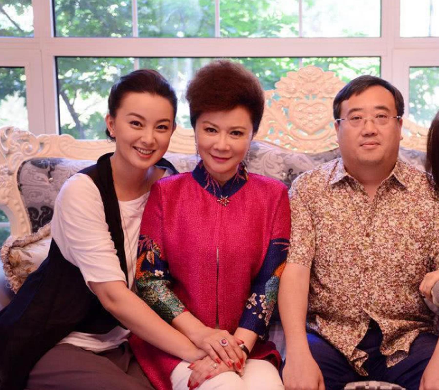 蔡明"隐藏"35年的儿子,曾担任《泰囧》编剧,至今未婚愁坏父母_丁丁