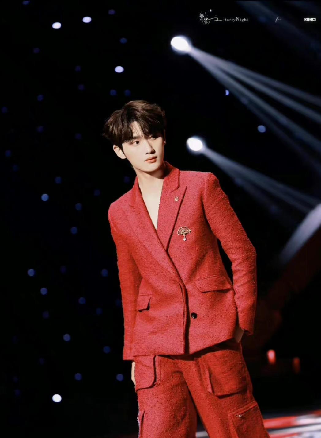 gq红毯造型:丁程鑫用色大胆,王鹤棣直角肩吸睛,王一博压轴_漂亮_西装