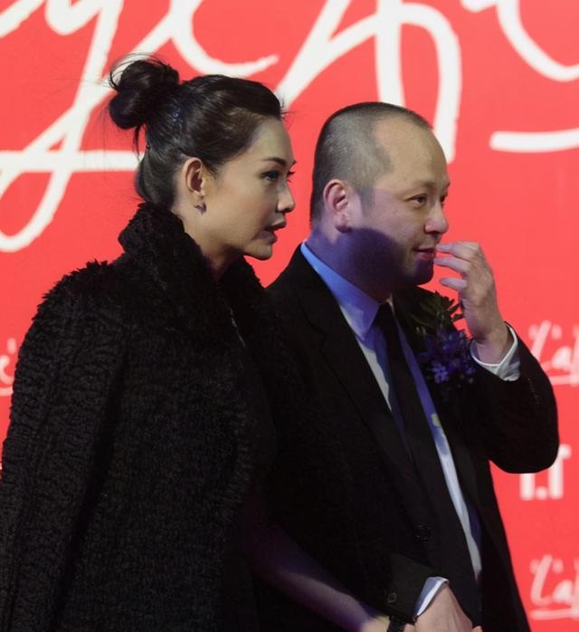 邱淑贞与王晶分手后,转身就嫁入豪门,三个女儿好美,令人羡慕_沈嘉伟