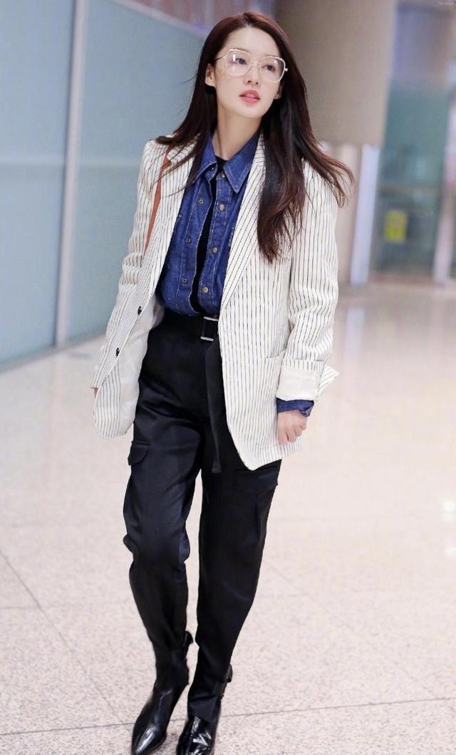 甜甜的李沁突然画风转变,一身酷黑服装搭配马丁靴,酷潮女孩上线_穿着