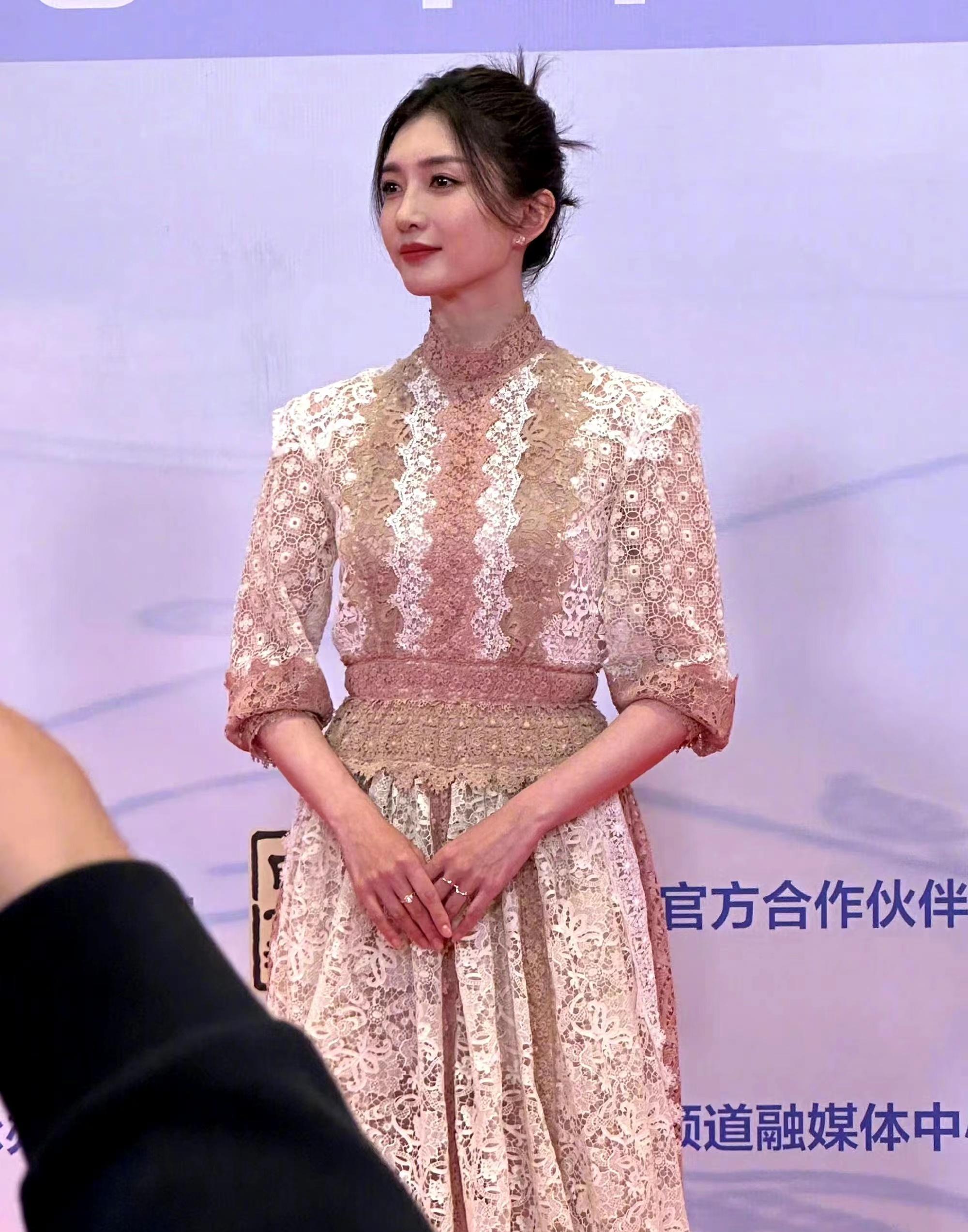江疏影现身我们电影大数据盛典,身着时尚礼服走红毯,温婉优雅!
