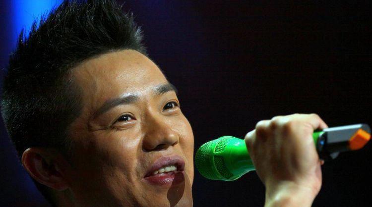 《野狼disco》的原唱是董宝石,每一个翻唱名气都比他大,太难了_罗志祥