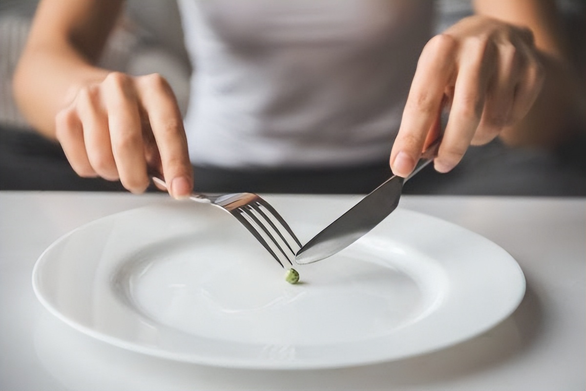 15岁少女为爱减肥去世 不吃晚饭真的能瘦下来吗