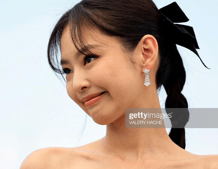 抿嘴笑的时候面部比例失调,眼距变宽,嘴唇拉长,秒变鲶鱼系香肠嘴,生图