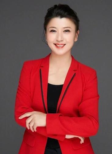 演员闫学晶参加婚宴脸垮塌,与网红小哥手牵手,女儿孙子仅差4岁_白小白