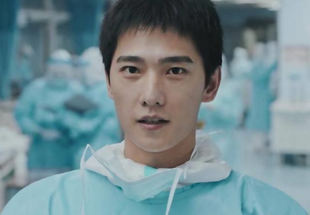 虽然杨洋的那两集被网友吐槽"太像偶像剧",但是不得不说,杨洋的颜值真