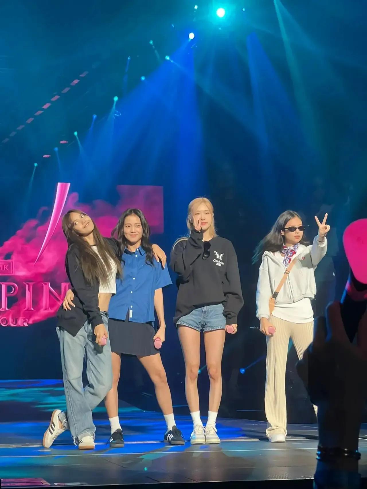 blackpink演唱会:雷佳音竟然也去了,杨颖在观众席嗨